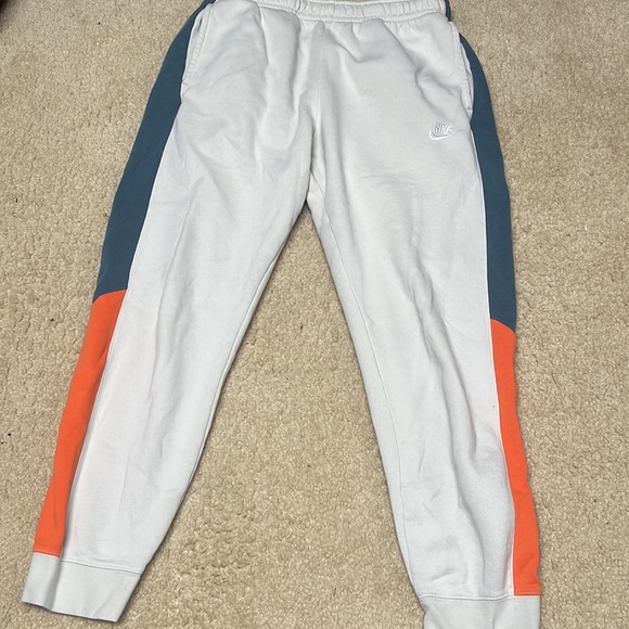 Pretty good condition small stains look at photos for condition - Picture 4 of 8